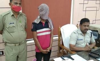 ବନ୍ଧୁକ , ୫ ଜିବନ୍ତ ଗୁଳି ସମେତ ମୋଟର ସାଇକେଲ ଜବତ