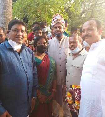 ପୁରୀ ସାଂସଦ ଶ୍ରୀ ପିନାକୀ ମିଶ୍ରଙ୍କ ହାତ ପାଣ୍ଠିରୁ ଏରବଙ୍ଗ ନୋଡାଲ ଉଚ୍ଚ ବିଦ୍ୟାଳୟର କୁ ଏକଲକ୍ଷ ରାଶି ପ୍ରଦାନ