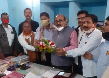 କୋରାଇ ବ୍ଲକ ଶିକ୍ଷାମଣ୍ଡଳର ନବ ନିଯୁକ୍ତ ଶିକ୍ଷାଧିକାରୀଙ୍କୁ ସମ୍ବର୍ଦ୍ଧନା ଶିକ୍ଷକ ଓ ଅଭିଭାବକଙ୍କ ସମନ୍ୱୟରେ ଶିକ୍ଷାର ବିକାଶ କରାଯିବ : ଶିକ୍ଷାଅଧିକାରୀ