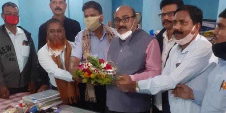 କୋରାଇ ବ୍ଲକ ଶିକ୍ଷାମଣ୍ଡଳର ନବ ନିଯୁକ୍ତ ଶିକ୍ଷାଧିକାରୀଙ୍କୁ ସମ୍ବର୍ଦ୍ଧନା ଶିକ୍ଷକ ଓ ଅଭିଭାବକଙ୍କ ସମନ୍ୱୟରେ ଶିକ୍ଷାର ବିକାଶ କରାଯିବ : ଶିକ୍ଷାଅଧିକାରୀ