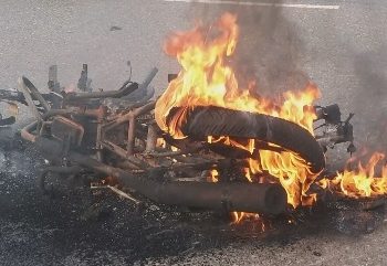 ଜାତୀୟ ରାଜପଥର ବମ୍ପଂକୁଦ ଠାରେ ଦୁର୍ଘଟଣା ଘଟି ଜଳିଗଲା ବାଇକ