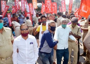 ଚାଷୀ ବିରୋଧି କୃଷି ଆଇନ ପ୍ରତ୍ୟାହାର ଦାବିରେ କଟକ ଜିଲ୍ଲାପାଳ ଅଫିସ ସମ୍ମୁଖରେ ଧାରଣା