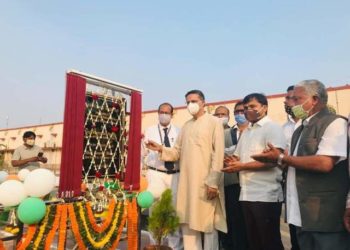 ସାସଂଦଙ୍କ ଦ୍ୱାରା କଟକ ରେଳ ଷ୍ଟେସନ ଠାରେ ସ୍ମାରକଜାତୀୟ ପତାକା ଉଦଘାଟନ