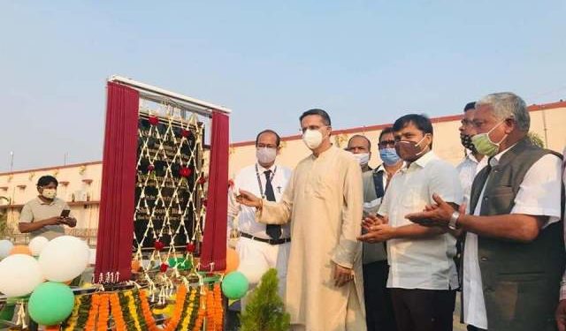 ସାସଂଦଙ୍କ ଦ୍ୱାରା କଟକ ରେଳ ଷ୍ଟେସନ ଠାରେ ସ୍ମାରକଜାତୀୟ ପତାକା ଉଦଘାଟନ