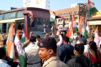 କଟକରେ ବିଭିନ୍ନ ଦଳ ପକ୍ଷରୁ ଭାରତ ବନ୍ଦ ଡାକରାରେ ସାମିଲ ।
