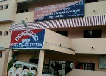 ଚୋରାରେ ଗଞେଇ ଚାଲାଣ ପାଇଁ ଉଦ୍ୟମ କରୁଥିବା ବେଳେ ପୋଲିସ ଗୁଣୁପୁର ଓଭେର ବ୍ରିଜ ନିକଟରୁ,୩୦୨ କେଜି ଗଞ୍ଜେଇ ଜବତ କରିବା ସହ ଜଣ କୁ ଗିରଫ କରିଛି