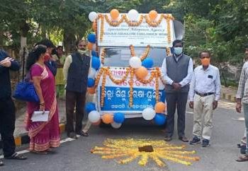 ପୋଷ୍ୟ ସନ୍ତାନ ମାସ ପାଳନ ଉପଲକ୍ଷେ ସଚେତନତା ରଥକୁ ଜିଲ୍ଲାପାଳ ଅନୁପମ ଶାହା ପତାକା ଦେଖାଇ କଲେ ଶୁଭାରମ୍ଭ