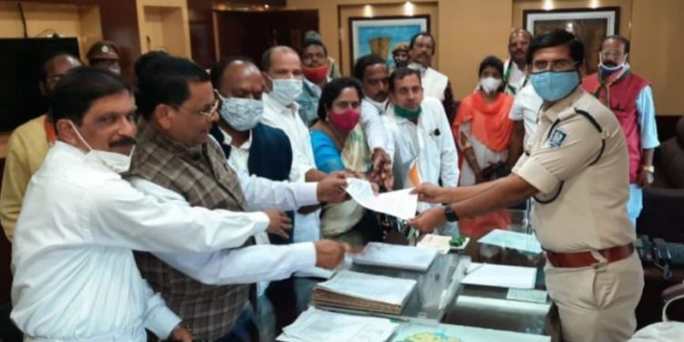 ଜିଲ୍ଲା କଂଗ୍ରେସ ପକ୍ଷରୁ ଗଞ୍ଜାମ ଆରକ୍ଷୀ ଅଧିକ୍ଷକଙ୍କ କାର୍ଯ୍ୟାଳୟ ସମ୍ମୁଖରେ ଗଣଧାରଣା ଓ ପ୍ରତିବାଦ