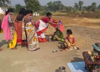 ନର୍ଲା କିନ୍ନର ସଂଘ ତରଫରୁ ଅସହାୟ ବୃଦ୍ଧ ଓ ବୃଦ୍ଧାଙ୍କୁ ଶୀତବସ୍ତ୍ର ବଣ୍ଟନ