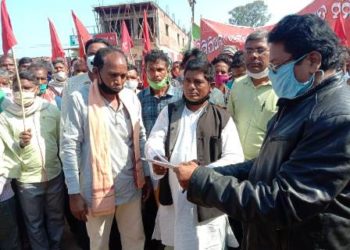 କଳାହାଣ୍ଡି ସି.ପି.ଆଇ(ଏମ.ଏଲ) ଜାଗ୍ରତ ସମିତି ଓ ନାରୀ ଜାଗରଣ ମଞ୍ଚ ପକ୍ଷରୁ ଦାବିପତ୍ର ପ୍ରଦାନ