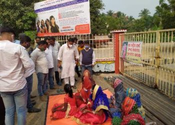 କେନ୍ଦ୍ରାପଡ଼ା ଜିଲ୍ଲପାଳ ଙ୍କ ଅଫିସ ସମ୍ମୁଖରେ ମୃତ ରଶ୍ମିତା ସ୍ୱାଇଁ ଙ୍କୁ ନ୍ୟାୟ ଦାବିରେ ତାଙ୍କର ବୃଦ୍ଧା ମାଆ ପରିବାର ସମସ୍ତ ସଦସ୍ୟ ମାନେ ବସିରହିଛନ୍ତି – ଧାରଣାରେ