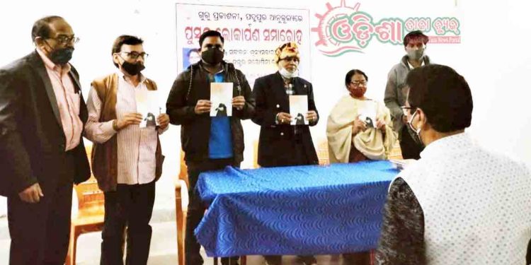 ଗାଳ୍ପିକା ଡଃ ସନ୍ତୋଷିନୀ ବାବୁଙ୍କ ଷଷ୍ଠ ଓଡିଆ ଗଳ୍ପ ସଙ୍କଳନ ” ଶୂନ୍ଯ ସବାରୀ ” ଉନ୍ମୋଚିତ ହୋଇ ଯାଇଛି – ପଦ୍ମପୁର