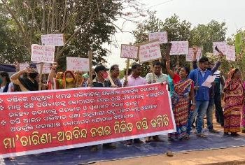 ୩ୟ ଦିନରେ ବସ୍ତିବାସିନ୍ଦାଙ୍କ ପ୍ରତିବାଦ : ଘର ଆଲଟମେଂଟର ଉଚ୍ଚସ୍ତରୀୟ ତଦନ୍ତ ଦାବି