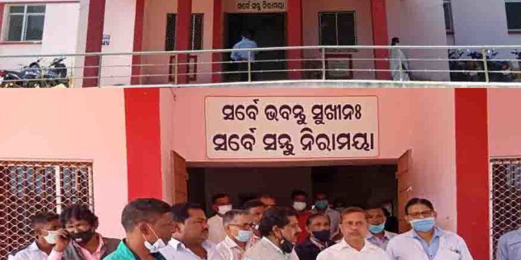 କୋଭିଡ଼ି ଟିକାକରଣ ସଂମ୍ପର୍କେ ବ୍ୟବସ୍ଥା ର ଭିତ୍ତିଭୂମି ପରଖିଲେ ନୟାଗଡ଼ ସିଡ଼ିଏମ୍ ; କାଲି ଠାରୁ ରୋଗୀ ଙ୍କୁ ମିଳିବ ଆଉଟ ଡୋର ସେବା