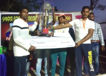 ଖଲିଆପାଲି କ୍ରିକେଟ କପ ଉଦଯାପିତ ; ଡ଼ଃ ସୁରେଶ କୁମାର ପତି ବିଜେତା ଦଳକୁ – ୨୨୫୦୦ଟଙ୍କା ସହ ଟ୍ରଫି ଓ ଉପବିଜେତା ଦଳକୁ ୧୧.୫୦୦ ଟଙ୍କା ସହ ଟ୍ରଫି ପ୍ରଦାନ କରିଥିଲେ