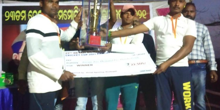 ଖଲିଆପାଲି କ୍ରିକେଟ କପ ଉଦଯାପିତ ; ଡ଼ଃ ସୁରେଶ କୁମାର ପତି ବିଜେତା ଦଳକୁ – ୨୨୫୦୦ଟଙ୍କା ସହ ଟ୍ରଫି ଓ ଉପବିଜେତା ଦଳକୁ ୧୧.୫୦୦ ଟଙ୍କା ସହ ଟ୍ରଫି ପ୍ରଦାନ କରିଥିଲେ