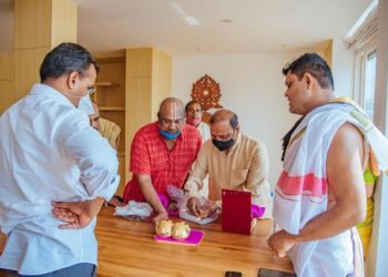 ଭୁବନେଶ୍ଵରର ପଦ୍ମ ଚରଣ ପାତ୍ର ନିଜ ପରିବାର ସହ : ମହାପ୍ରଭୁଙ୍କ ଉଦ୍ଦେଶ୍ୟରେ – ସୁବର୍ଣ୍ଣ ସୂର୍ଯ୍ୟ ଚନ୍ଦ୍ର ଦାନ କରିଛନ୍ତି । 