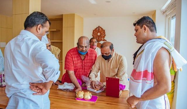 ଭୁବନେଶ୍ଵରର ପଦ୍ମ ଚରଣ ପାତ୍ର ନିଜ ପରିବାର ସହ : ମହାପ୍ରଭୁଙ୍କ ଉଦ୍ଦେଶ୍ୟରେ – ସୁବର୍ଣ୍ଣ ସୂର୍ଯ୍ୟ ଚନ୍ଦ୍ର ଦାନ କରିଛନ୍ତି । 