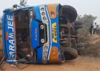 ଭାରସାମ୍ୟ ହରାଇ ଓଲଟିଲା ଯାତ୍ରିବାହି ବସ – ୫ ଆହତ