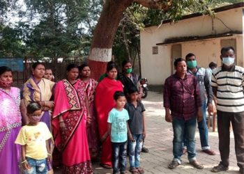 ବରଗଡ଼ ଜିଲ୍ଲାରେ ସରକାରୀ ସ୍କୁଲ ବନ୍ଦ ପ୍ରସଙ୍ଗରେ ଅଭିଭାବକ ମାନେ ଜିଲ୍ଲା ଅଫିସରେ ଦ୍ୱାରସ୍ତ