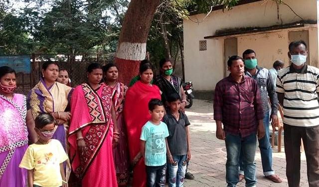 ବରଗଡ଼ ଜିଲ୍ଲାରେ ସରକାରୀ ସ୍କୁଲ ବନ୍ଦ ପ୍ରସଙ୍ଗରେ ଅଭିଭାବକ ମାନେ ଜିଲ୍ଲା ଅଫିସରେ ଦ୍ୱାରସ୍ତ