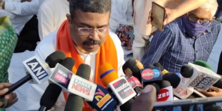 ମାହାଙ୍ଗା ଡବଲ ମର୍ଡର ଘଟଣା ର ମୃତକଙ୍କ ଶ୍ରଦ୍ଧାଞ୍ଜଳି ସଭାରେ ; କେନ୍ଦ୍ର ମନ୍ତ୍ରୀ ଧର୍ମେନ୍ଦ୍ର ପ୍ରଧାନଙ୍କ ଅଭିଯୋଗ ପରେ ବିଜେଡିର ପତିକ୍ରିୟା, ମିଥ୍ୟା କାହାଣୀ କହୁଛନ୍ତି କେନ୍ଦ୍ରମନ୍ତ୍ରୀ ଧର୍ମେନ୍ଦ୍ର ପ୍ରଧାନ