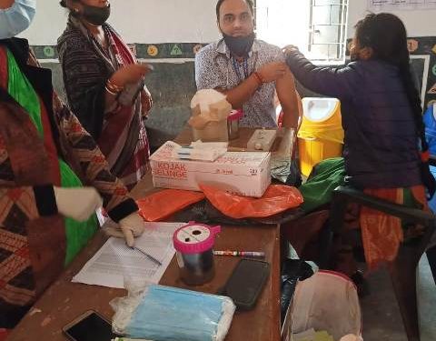 ଅମ୍ଭାଭୋନା ବ୍ଲକ ରେ କୋଭିଡ ଯୋଦ୍ଧା ଙ୍କୁ ଟୀକା କରଣ