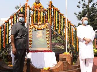 ନେତାଜୀଙ୍କୁ ଶ୍ରଦ୍ଧାଞ୍ଜଳି ନେତାଜୀଙ୍କ ୧୨୫ତମ ଜନ୍ମବାର୍ଷିକୀ ଉତ୍ସବ ଆରମ୍ଭ ନେତାଜୀ ଭାରତମାତାର ଅମୂଲ୍ୟ ରତ୍ନ – ମୁଖ୍ୟମନ୍ତ୍ରୀ