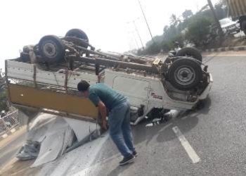 କଟକ – ଭୁବନେଶ୍ୱର ୧୬ନମ୍ବର ଜାତୀୟ ରାଜପଥରେ ଭାରସାମ୍ୟ ହରାଇ ଓଲଟିଲା ପିକପ ଭ୍ୟାନ ।।