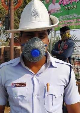 ପୁଣି ମାନବିକତା ଦେଖାଇଲେ ଜଣେ ଟ୍ରାଫିକ ପୋଲିସ କର୍ମଚାରୀ 