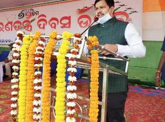 ଦଶପଲ୍ଲା ଗାନ୍ଧୀ ପଡ଼ିଆରେ ପତାକା ଉତ୍ତୋଳନ କଲେ ଦଶପଲ୍ଲା ବିଧାୟକ