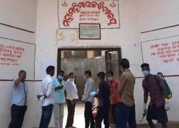 ମହାମହିମା ଉଚ୍ଚବିଦ୍ୟାଳୟରେ ମାସ୍କ ଏବଂ ସାନିଟାଇଜର ବଣ୍ଟନ ସହ ଛାତ୍ର ଛାତ୍ରୀ ମାନଙ୍କୁ କରୋନା ସଚେତନତା