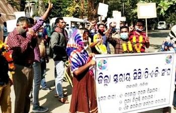 ଭିନ୍ନକ୍ଷମ ମାନଙ୍କ ପାଇଁ କାର୍ଯ୍ୟରତ ପିଏଜି ଛୋଟେଇ ଓ ବକେୟା ଦରମା ନ ଦେବା ପ୍ରତିବାଦରେ – ଜିଲ୍ଲାପାଳଙ୍କ କାର୍ଯ୍ୟାଳୟ ସମ୍ମୁଖରେ ବିକ୍ଷୋଭ 
