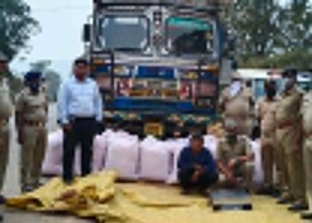 ମୋହନା ପୋଲିସ ଏକ ଟ୍ରକ୍ ଯାଞ୍ଚ କରିବା ରୁ ଚୋରା  ଚାଲାଣ ହେଉଥିବା : ୩୦ଲକ୍ଷ ଟଙ୍କାର ଗଞ୍ଜେଇ ଜବତ – ଜଣେ ଗିରଫ