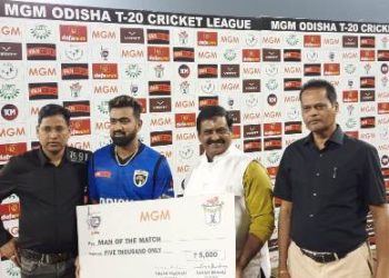 ଓ ସି ଏଲ ମ୍ୟାଚର ଶ୍ରେଷ୍ଠ ଖେଳାଳିଙ୍କୁ ସମ୍ମାନିତ କଲେ ହାଇଟେକ୍ ଗ୍ରୁପ୍ ଅଧକ୍ଷ ଡ.ତିରୁପତି ପାଣିଗ୍ରାହୀ