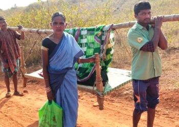 ଗର୍ଭବତୀଙ୍କୁ ଖଟିଆରେ ୩ କି.ମି ବୋହିଲେ ଆମ୍ବୁଲାନ୍ସ କର୍ମଚାରୀ