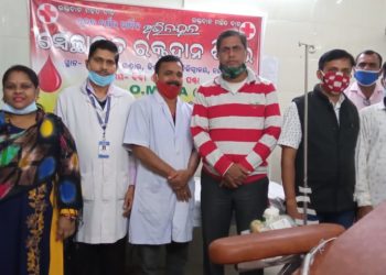 ନୟାଗଡ ବ୍ଲଡ଼ ବ୍ୟାଙ୍କ କର୍ମଚାରୀଙ୍କୁ ନବବର୍ଷର ଅଭିନନ୍ଦନ ଜଣାଇଲେ ବରିଷ୍ଠ ସାମ୍ବାଦିକ