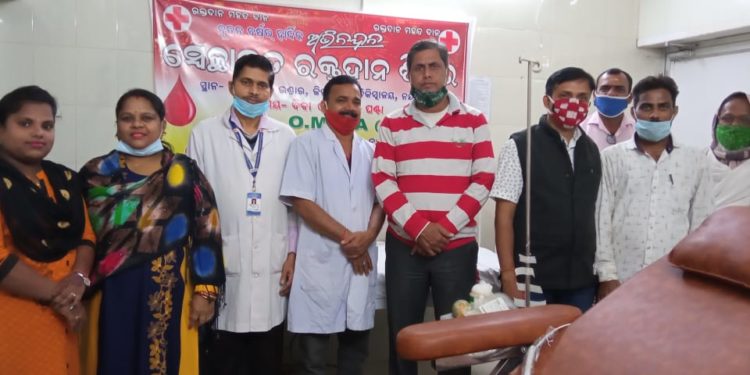 ନୟାଗଡ ବ୍ଲଡ଼ ବ୍ୟାଙ୍କ କର୍ମଚାରୀଙ୍କୁ ନବବର୍ଷର ଅଭିନନ୍ଦନ ଜଣାଇଲେ ବରିଷ୍ଠ ସାମ୍ବାଦିକ
