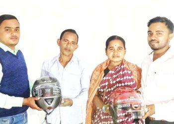 ବାପା ମାଆଙ୍କୁ ହେଲମେଟ ଉପହାର ଦେଇ ସଚେତନତା ବାର୍ତା ଦେଲେ ଦୁଇଭାଇ – ପଦ୍ମପୁର