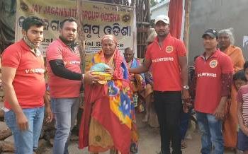 ଅସହାୟ ବୃଦ୍ଧାଙ୍କୁ କମ୍ବଳ ଓ କୁନି କୁନି ପିଲା ମାନଙ୍କୁ ଶୀତବସ୍ତ୍ର ସହ ପାଠ୍ୟ ଉପକରଣ ବଣ୍ଟନ କଲା ସ୍ୱେଚ୍ଛାସେବୀ ସଂଗଠନ ଜୟ ଜଗନ୍ନାଥ ଗ୍ରୁପ୍ ଓଡିଶା
