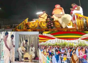 ଶଙ୍ଖକ୍ଷେତ୍ର ପୁରୀ ସ୍ଵର୍ଗଦ୍ୱାର ସମ୍ମୁଖ ବେଳାଭୂମିରେ ଭକ୍ତି ଓ ଆଧ୍ୟାତ୍ମିକ ପରିବେଶ ମଧ୍ୟରେ ସରିଛି ପଞ୍ଚଦଶ ବାର୍ଷିକ ମହୋଦଧି ଆଳତୀ