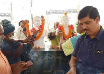 ସାଧାରଣତନ୍ତ୍ର ଦିବସରେ ସାମ୍ବାଦିକ ସଂଘ ଶହୀଦ ରଘୁ-ଦିବାକରଙ୍କ ପ୍ରତିମୂର୍ତ୍ତିରେ ଦେଲେ ପୁଷ୍ପମାଲ୍ୟ