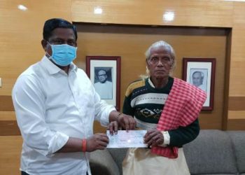 ୫୦ ହଜାର ଟଙ୍କା ମାନ୍ୟବର ମୁଖ୍ୟମନ୍ତ୍ରୀଙ୍କ ରିଲିଫ ପାଣ୍ଠିକୁ – ଶ୍ରୀ ବିଶ୍ଵାଳ ବ୍ରହ୍ମଗିରି ଅଞ୍ଚଳର ଜଣେ ବିଶିଷ୍ଟ ସମାଜସେବୀ,ପ୍ରଦାନ କରିଛନ୍ତି