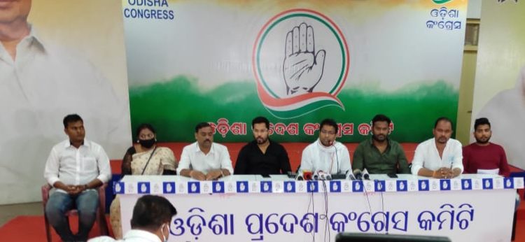 ସମସ୍ତ ଜିଲ୍ଲାର ପେଟ୍ରୋଲ ପମ୍ପରୁ ହୋର୍ଡିଂ ଖୋଲିବ ଯୁବ କଂଗ୍ରେସ ହୋଲ୍ଡିଂ ଟ୍ୟାକ୍ସ ଆଦାୟ ନାଁରେ ଜୁଲମ ବନ୍ଦ କରିବାକୁ ୭ ଦିନର ମହଲତ ଦେଲା ଯୁବ କଂଗ୍ରେସ