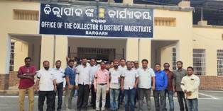 ପାଇକମାଲ ଚାଷୀ ମୃତ୍ୟୁକୁ ନେଇ ଜିଲ୍ଳାପାଳ କାର୍ଯ୍ୟାଳୟ ସମ୍ମୁଖରେ କଂଗ୍ରେସର ନିରବ ପ୍ରାର୍ଥନା…