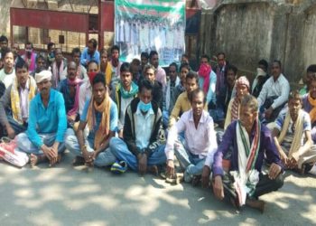 ଜିଲ୍ଲାପାଳ ଙ୍କ ଅଫିସ ସମ୍ମୁଖରେ ହେମାଲି (ଶ୍ରମିକ) ଧାରଣା ଦେଲେ