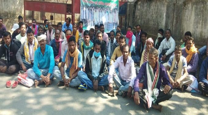 ଜିଲ୍ଲାପାଳ ଙ୍କ ଅଫିସ ସମ୍ମୁଖରେ ହେମାଲି (ଶ୍ରମିକ) ଧାରଣା ଦେଲେ