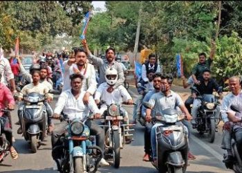 ପ୍ରଦେଶ ଛାତ୍ର କଂଗ୍ରେସ ପକ୍ଷରୁ ବର୍ଦ୍ଧିତ ତୈଳ ଦର ପ୍ରତିବାଦରେ ବିକ୍ଷୋଭ । ତେଲ ଟାଙ୍କିରେ ମୋଦିଙ୍କ ଫଟୋକୁ କାଳିମାଡ ଓ ବ୍ୟାନର ଚିରା
