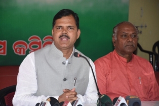 ‘ଆମ ଗାଁ, ଆମ ବିକାଶ’ର ଦ୍ୱାହି ଦେଇ ରାଜନୀତି କରୁଛି ବିଜେଡି – କଂଗ୍ରେସ