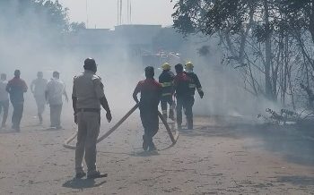 କଟକ-ଭୁବନେଶ୍ୱର ଜାତୀୟ ରାଜପଥ ଫୁଲନଖରା ନିକଟରେ ଖରିବଣରେ ନିଆଁ ଲାଗି ଜାତୀୟ ରାଜପଥ କୁ ମାଡ଼ି ଗଲା ଲୋକେ ଭୟବିତ